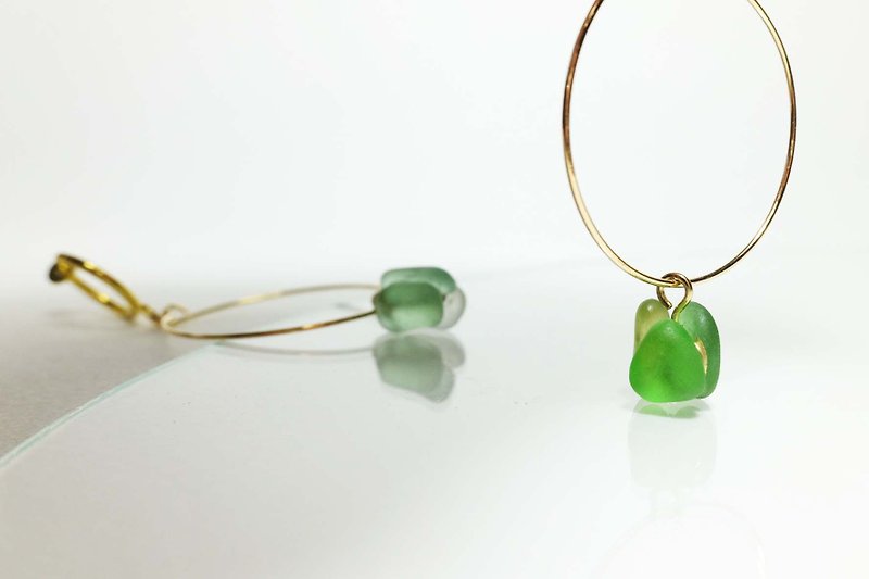 果實-海玻璃耳環。耳夾。大海的禮物 - 耳環/耳夾 - 玻璃 綠色