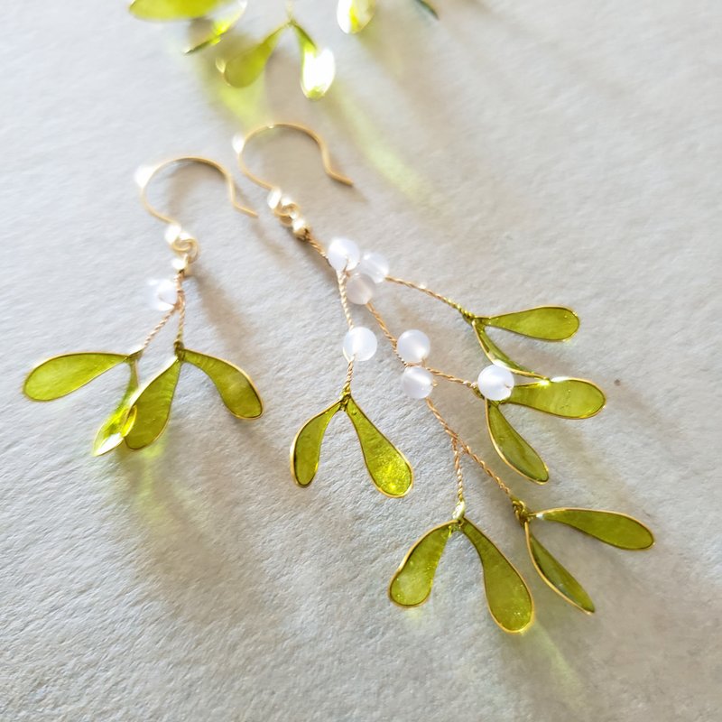 mistletoe with white fruits pierced earrings or clip-on earrings - ต่างหู - เรซิน สีเขียว