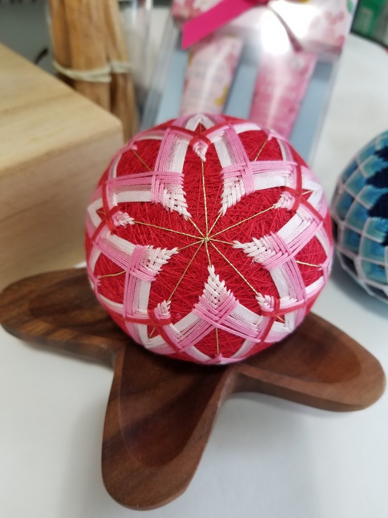 (訂製) 彩線日和 中尺寸鞠球 家居遊玩擺設 - 紅櫻 (全人手) M - 擺飾/家飾品 - 繡線 紅色