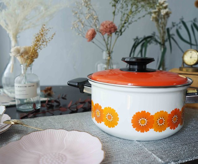 Small Vintage 1970s Orange with White Flower Pattern Enamelware Cooking Pot  and Lid, Retro 70s Enamel Cookware Pan and Kitchen Decor