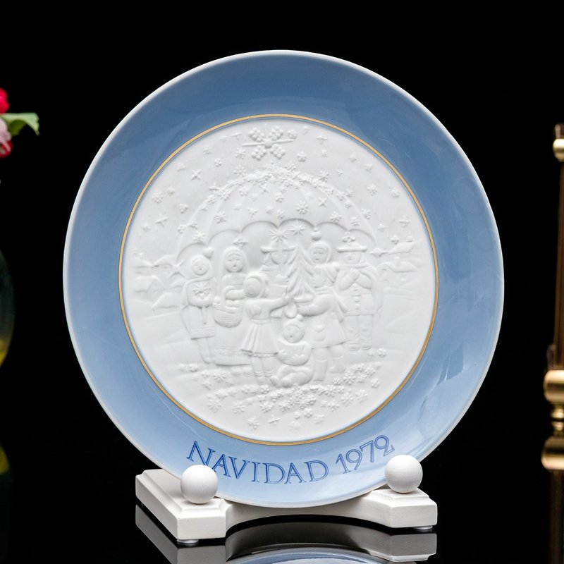 Spanish Lladro Elegant 1972 Silver Poetry Christmas Beautiful Embossed Ceramic Plate of the Year - ตกแต่งผนัง - เครื่องลายคราม 