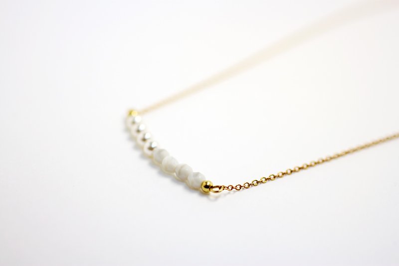 牛奶珊瑚x珍珠 造型黃銅項鍊 - 項鍊 - 寶石 灰色