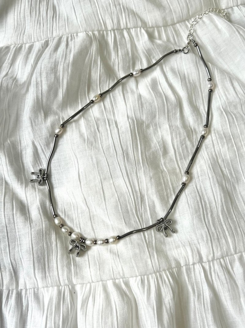 Basic | Metal Triple Bow Necklace丨珍珠蝴蝶結手工串珠頸鏈 - 項鍊 - 珍珠 