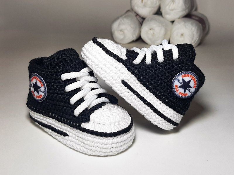 Crochet baby black sneakers, newborn knitting shoes, baby accessories gift box - 嬰兒鞋 - 棉．麻 黑色