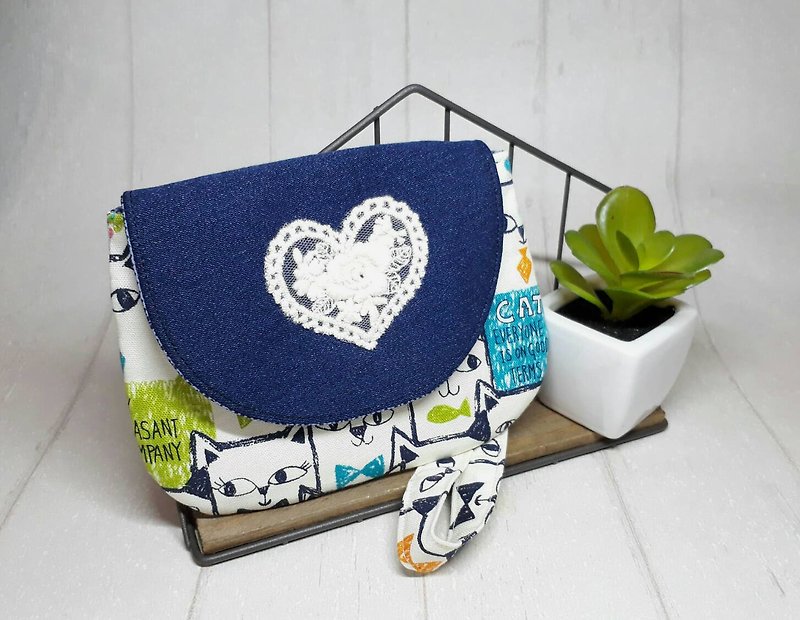 [Flower 漾 cosmetic bag] season change - กระเป๋าเครื่องสำอาง - ผ้าฝ้าย/ผ้าลินิน สีน้ำเงิน