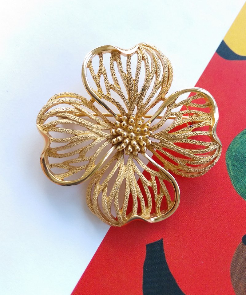 Vintage Jewelry 西洋古董飾品 TRIFARI 簍空 四照花 花卉 別針 - 徽章/別針 - 其他金屬 金色