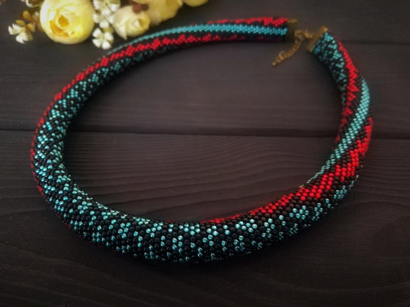 Striped Snake Necklace , Beaded Crochet Necklace , Ouroboros jewelry - สร้อยคอ - แก้ว สีแดง