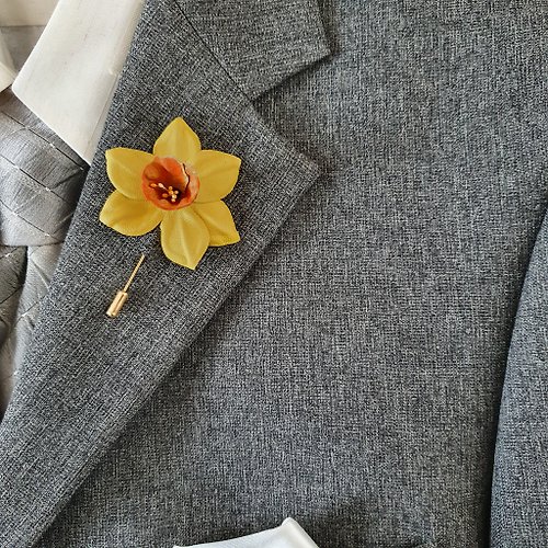 Leather Novel 胸針 Men's lapel yellow daffodil Leather boutonniere 3rd anniversary gift