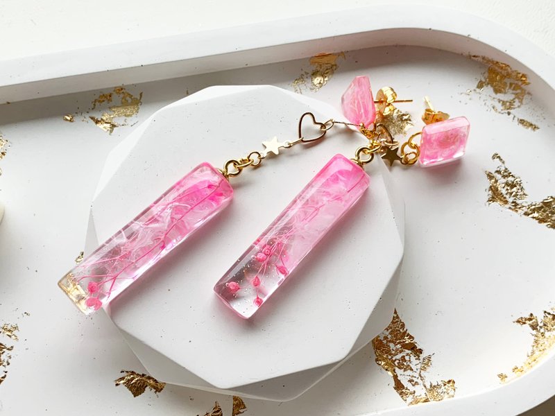 Resin earrings, Dangle drop epoxy resin earrings with pink pressed flowers - 耳環/耳夾 - 樹脂 粉紅色