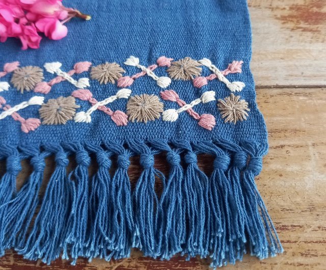 草木染めの手刺繍クロス 藍 / 棚飾り / 手織りコットン / ブラウンの花、2色のクロス / 1点もの, one-of-a-kind, 敷物,  インテリア飾り - ショップ Chiku Chiku Tong Tong その他 - Pinkoi