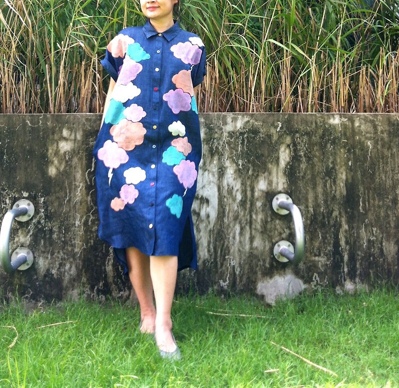 [夏の新製品]香港デザインの永遠の猫の手描きの雲デニムブルーロングシャツのスカート - ワンピース - コットン・麻 ブルー