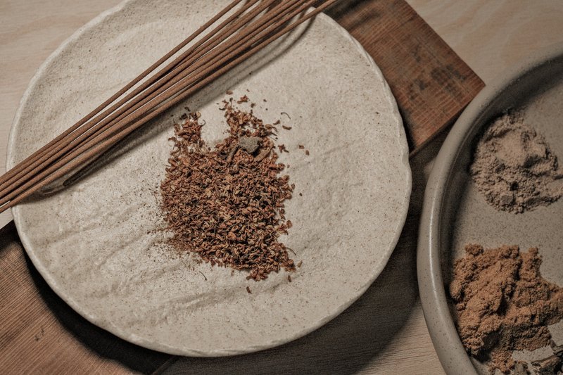 【 No.04 灼 Zhuó 】 手工線香 辛香 × 轉氣 × 豐盛流動 - 香氛/精油/擴香 - 其他材質 咖啡色