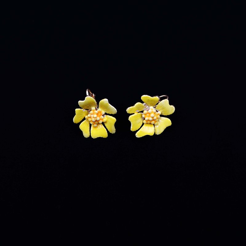 Pumpkin Vintage. 1950's Handmade Small Yellow Flower Clip Earrings - ต่างหู - วัตถุเคลือบ สีเหลือง