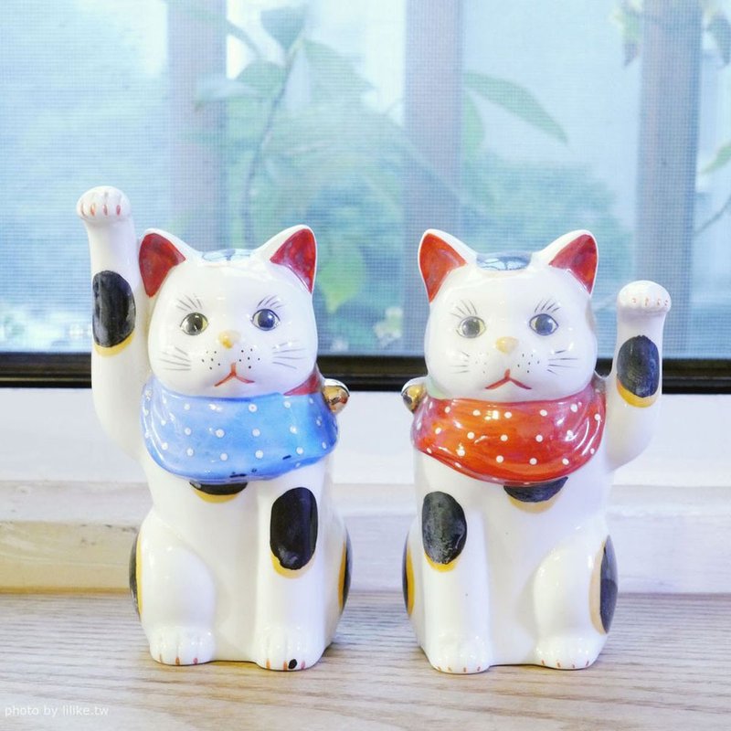 Three-flower polka-dot scarf beckoning cat pair (C) - Items for Display - Pottery White