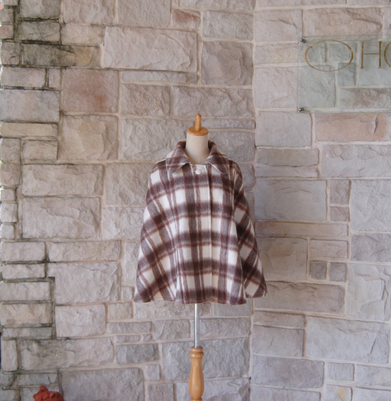 Elegant cape coat with cute jersey cowhide and milky Brown x ivory large check fabric made in Italy - เสื้อสูท/เสื้อคลุมยาว - ขนแกะ สีนำ้ตาล