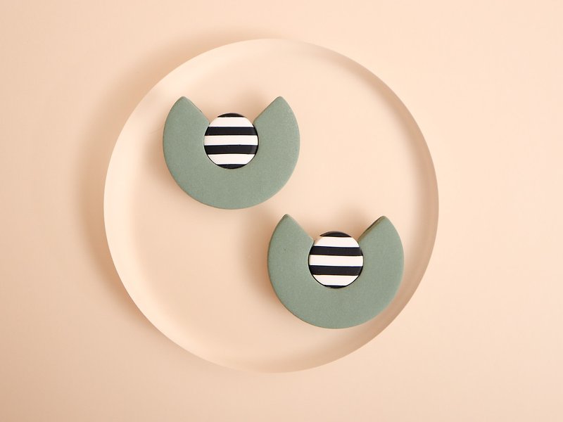 Sage green and border Clip-On/piercing/metal allergy friendly / 24 - Earrings & Clip-ons - Clay Yellow