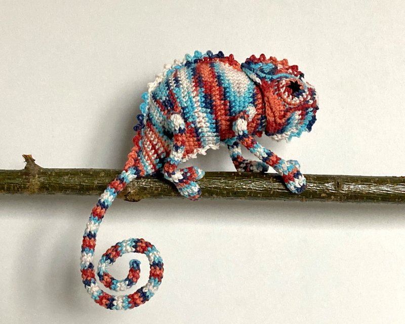 Amigurumi chameleon in kingsnake colors, Crochet stuffed lizard - 寶寶/兒童玩具/玩偶 - 棉．麻 紅色