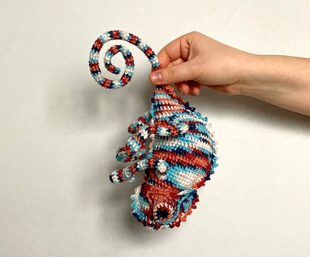 キングスネーク色のあみぐるみカメレオン、かぎ針編みのトカゲの