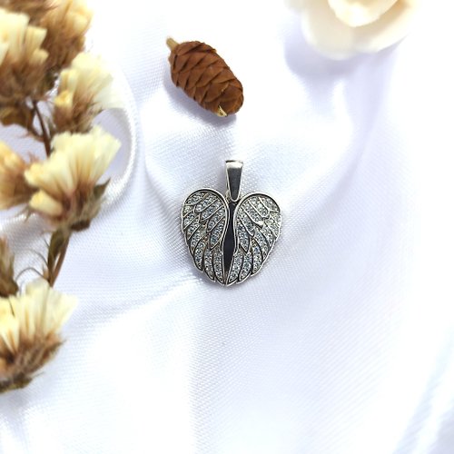 Asharichplus Silver heart pendant with two wings interlaced and movable, inlaid with crystal