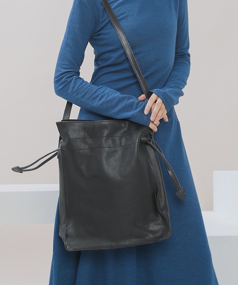 Leather Minimalist Shoulder Bag - Black - กระเป๋าแมสเซนเจอร์ - หนังแท้ สีดำ