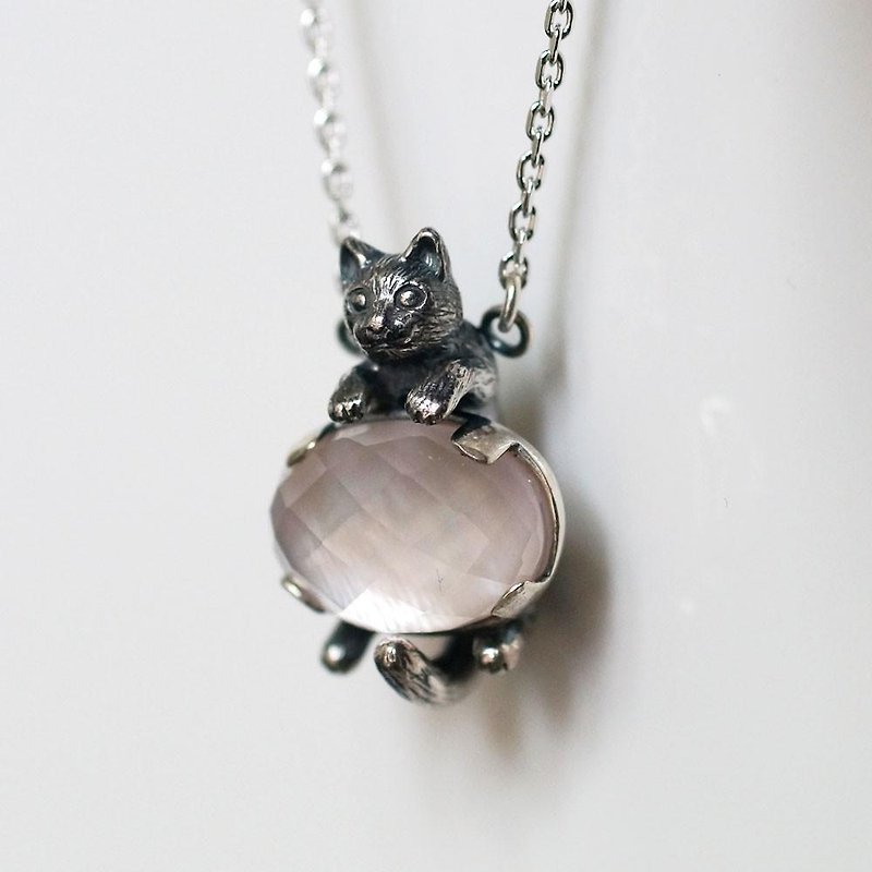 Color cat pendant pink shell and crystal - สร้อยคอ - โลหะ สีเงิน