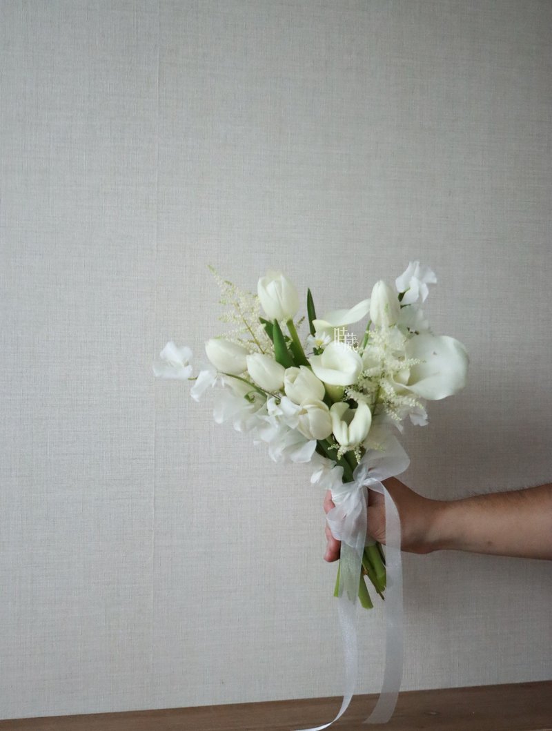 Korean-style small bouquet of tulips, calla lilies, elegant pure white heart-shaped flower bouquet/Taichung area only - Dried Flowers & Bouquets - Plants & Flowers White