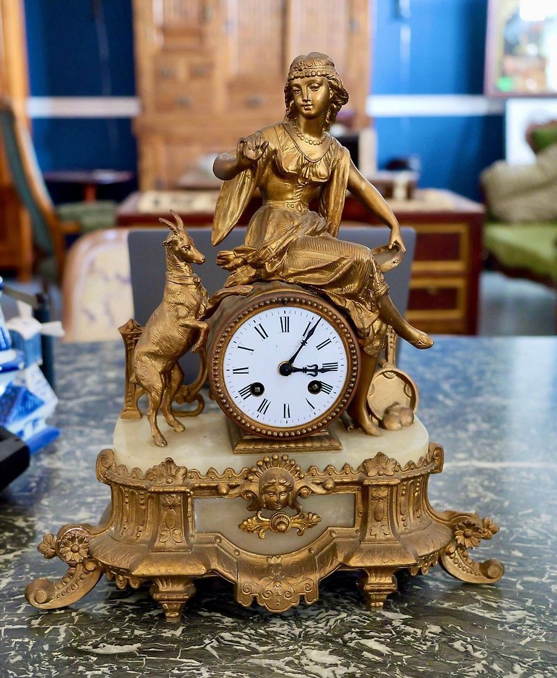 Antique brass gilded mantle clock in the style of Louis XV. - Clocks - Copper & Brass Gold