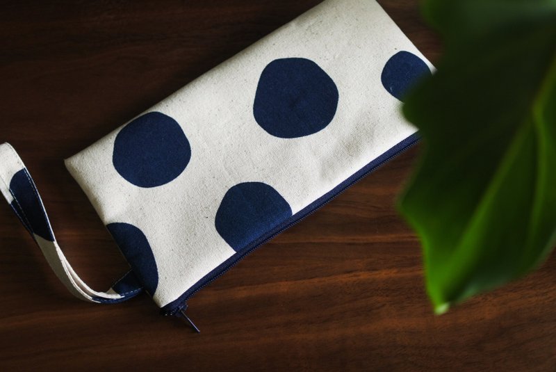 不規則藍色點點 手拿包 - 手拿包 - 棉．麻 