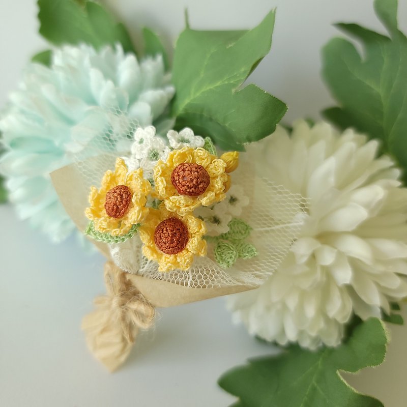Sunflower Sunflower Mini Bouquet Small Bouquet / Pin Brooch Heart Needle Hand Crochet - อื่นๆ - งานปัก สีเหลือง