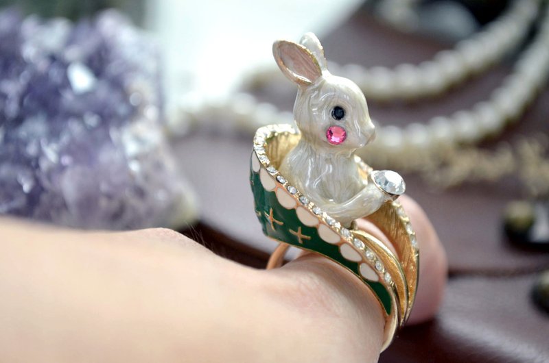 TIMBEE LO White Rabbit with Green Chair Ring Original  elastic size adjuster - แหวนทั่วไป - โลหะ สีเขียว