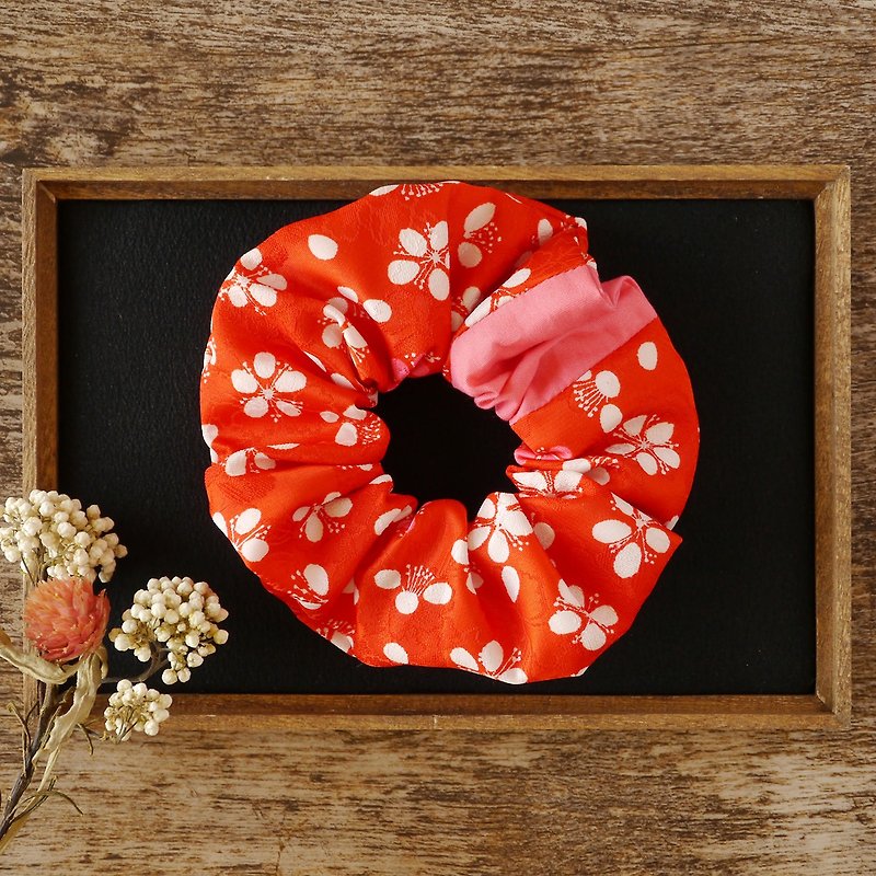 Kimono Yukata Scrunchie Hair ornament that brings happiness Flower pattern - Hair Accessories - Other Man-Made Fibers Red