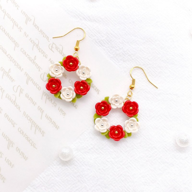 Red and White Wreath Earrings | Clay Earrings, Handmade Earrings, Customization - ต่างหู - ดินเหนียว สีแดง