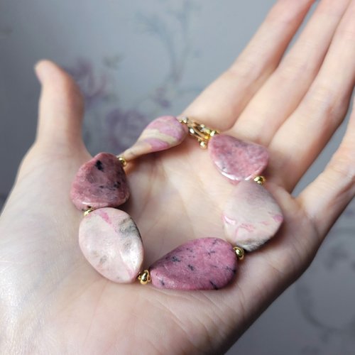 台湾 花蓮 ローズ石ローズストーン 花びら型 曲線 水墨画 風景