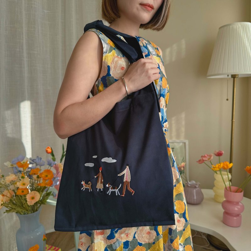 KATJI Shopping Bag - Navy (Dog Walking) - กระเป๋าถือ - ผ้าฝ้าย/ผ้าลินิน สีน้ำเงิน