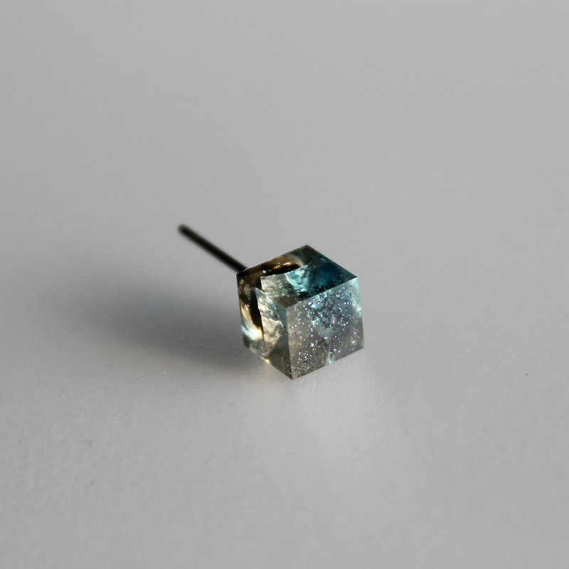 Transparent square earrings / cold metal series / Little Ghost (528 / single only - ต่างหู - วัสดุกันนำ้ สีน้ำเงิน