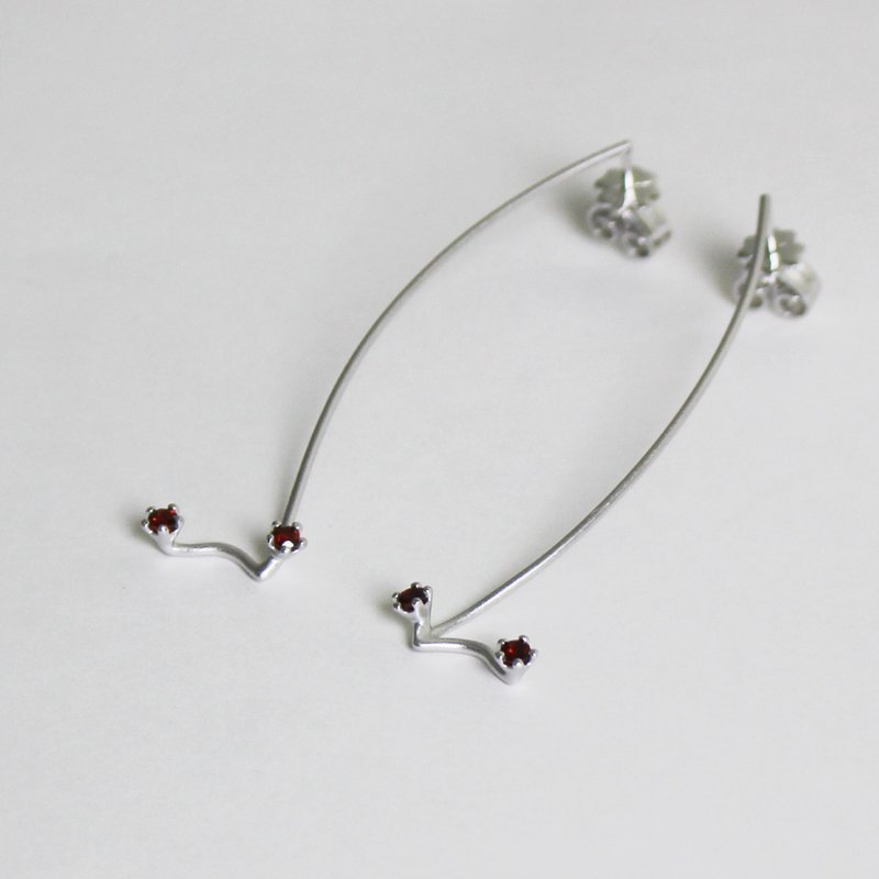 Mollis Earrings (Garnet) sand blast finishing - 耳環/耳夾/耳骨夾 - 純銀 