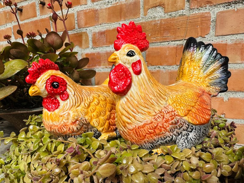 Made in Taiwan A pair of hand-painted ceramic lead chicken piggy banks - กระปุกออมสิน - เครื่องลายคราม สีส้ม