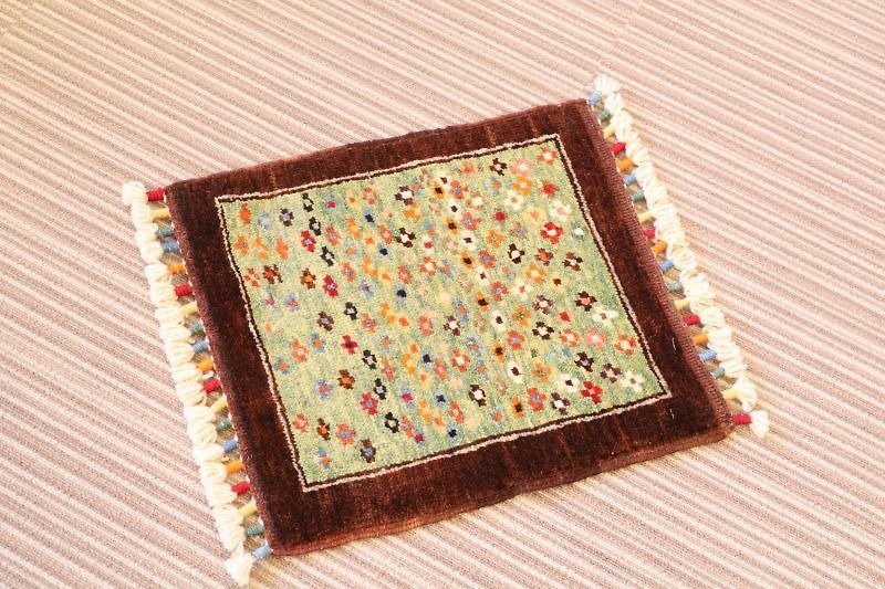 Light Green × Brown hand-woven carpet cushion size wool and plant dyeing - ผ้าห่ม - วัสดุอื่นๆ สีเขียว