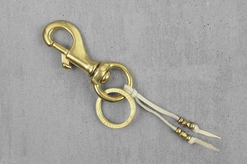 【METALIZE】Basic Hook With Deerskin Lace Key Chain 鹿皮繩黃銅串珠鑰匙圈(白繩) - 鑰匙圈/鎖匙扣 - 其他金屬 
