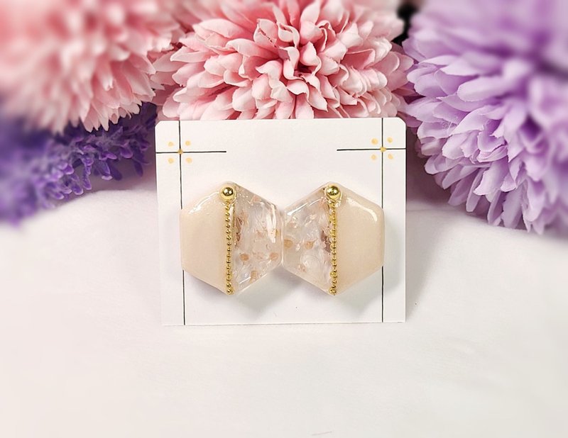 Milk tea color dried flower Japanese resin earrings/ Clip-On - ต่างหู - เรซิน สีใส