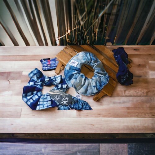 藍染めシュシュ（2個セット、色は選べません） - ショップ