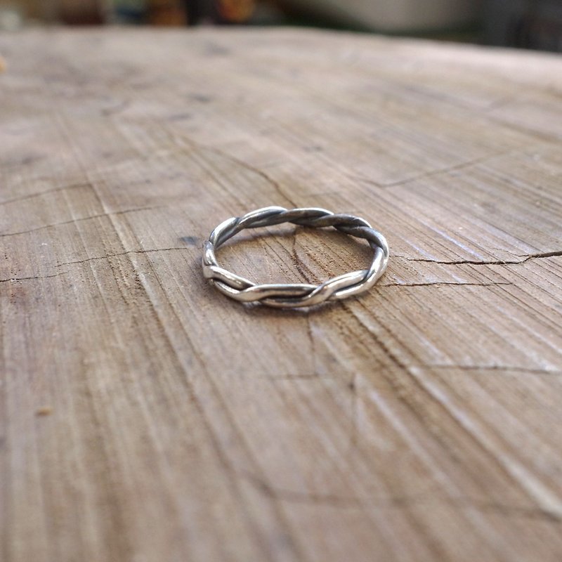 純銀 扁麻花戒指 - 手工製作 可選硫化染黑或純銀色 - 戒指 - 其他金屬 銀色