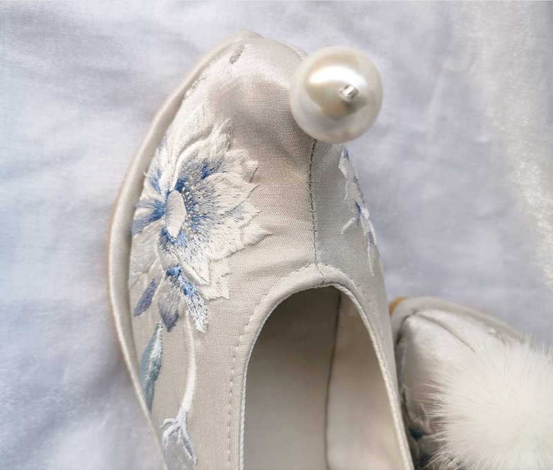 Quiet and dust-free handmade custom Silver and white silk bow shoes without pearls and hair balls - อื่นๆ - วัสดุอื่นๆ สีเงิน