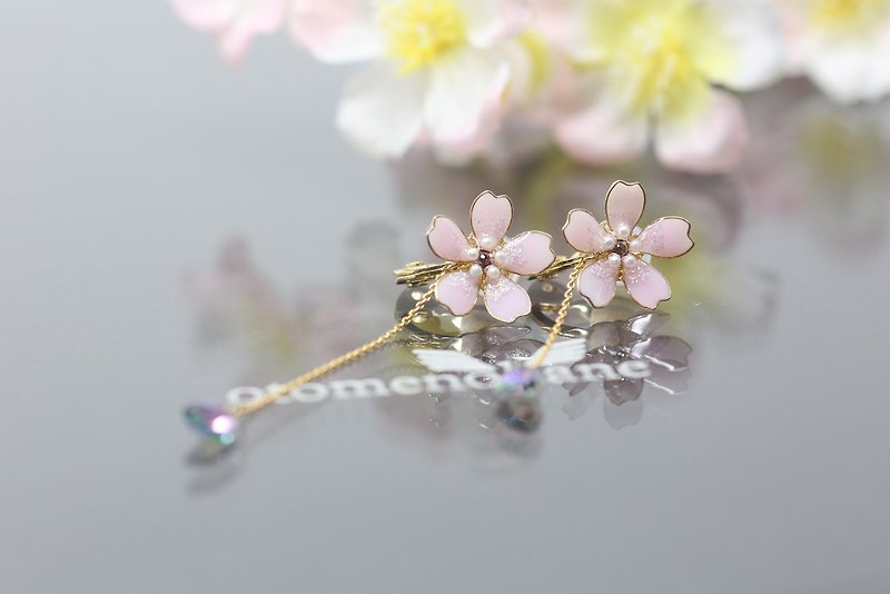 Spring breeze with dancing cherry blossoms Pierced earrings & Earrings - Earrings & Clip-ons - Resin Pink