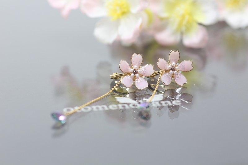 Spring breeze with dancing cherry blossoms Pierced earrings & Earrings - ต่างหู - เรซิน สึชมพู