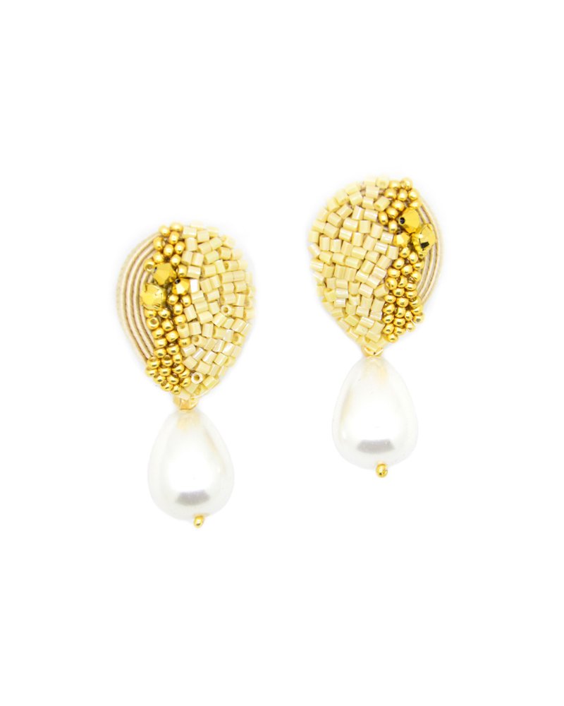 Teardrop earrings with bead embroidery and pearls in beige color - 耳環/耳夾/耳骨夾 - 其他材質 卡其色