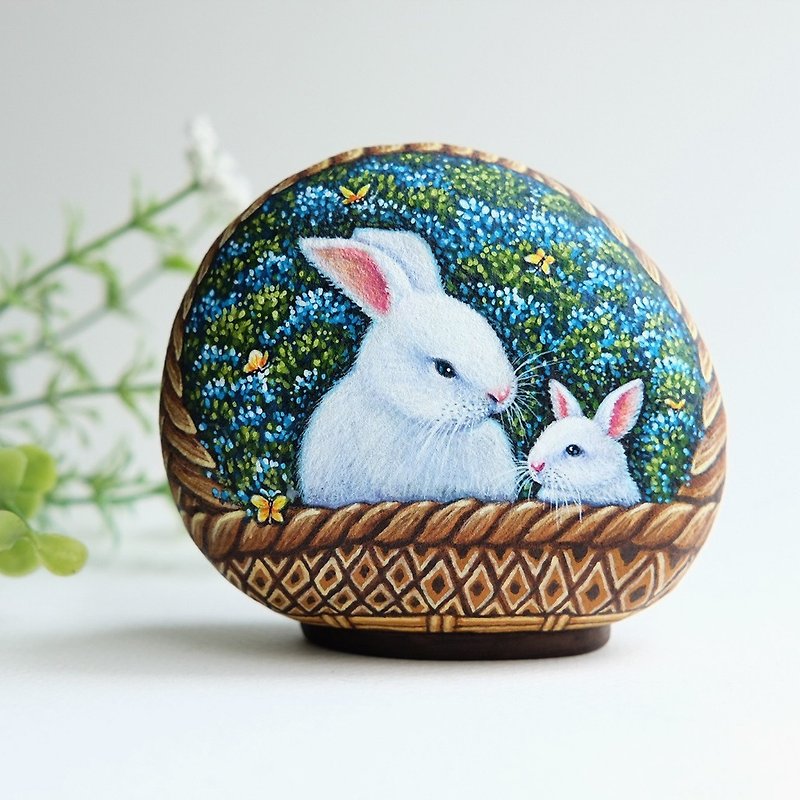 花とウサギの石の絵画、ユニークな手作りの贈り物。 - 人形・フィギュア - 石 ホワイト