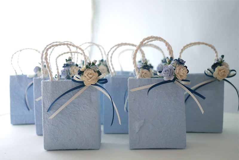 紙の花、ミディアム10ギフト灰色がかった青色の袋紙＆アクセサリー、リボンと白いバラの花束。 - 木工/竹細工/ペーパークラフト - 紙 透明