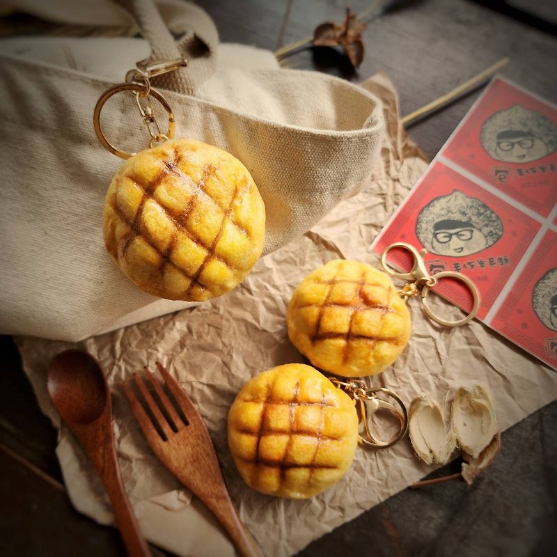 Realistic wool felt medium-sized pineapple bread (pin/magnet/pure key ring/OO pendant) - Charms - Wool 