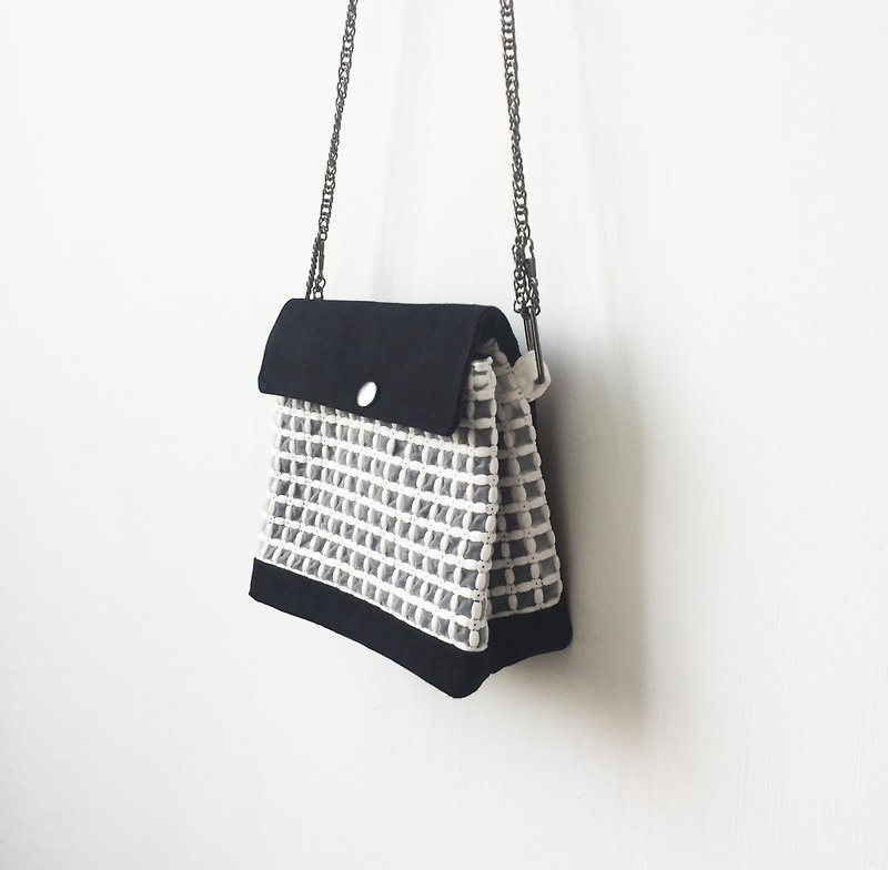 quilted clutch / chain bag / shoulder bag/with chain - กระเป๋าคลัทช์ - เส้นใยสังเคราะห์ สีดำ